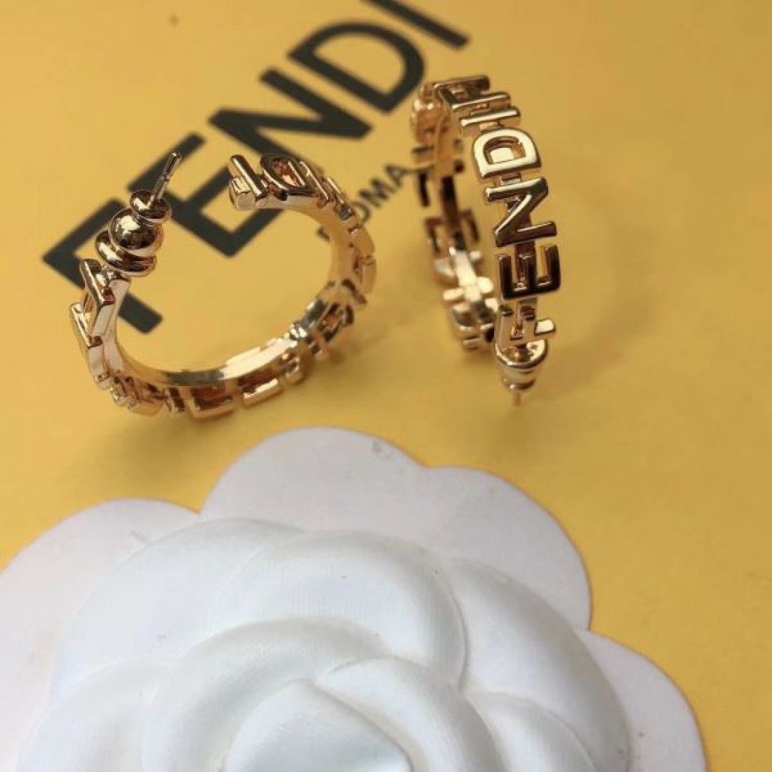 フェンデイ コピー イヤリング ロゴ 季節の変わり目に活躍する FENDI