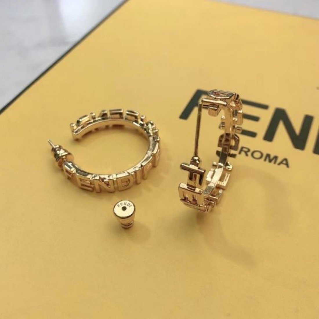 フェンデイ コピー イヤリング ロゴ 季節の変わり目に活躍する FENDI