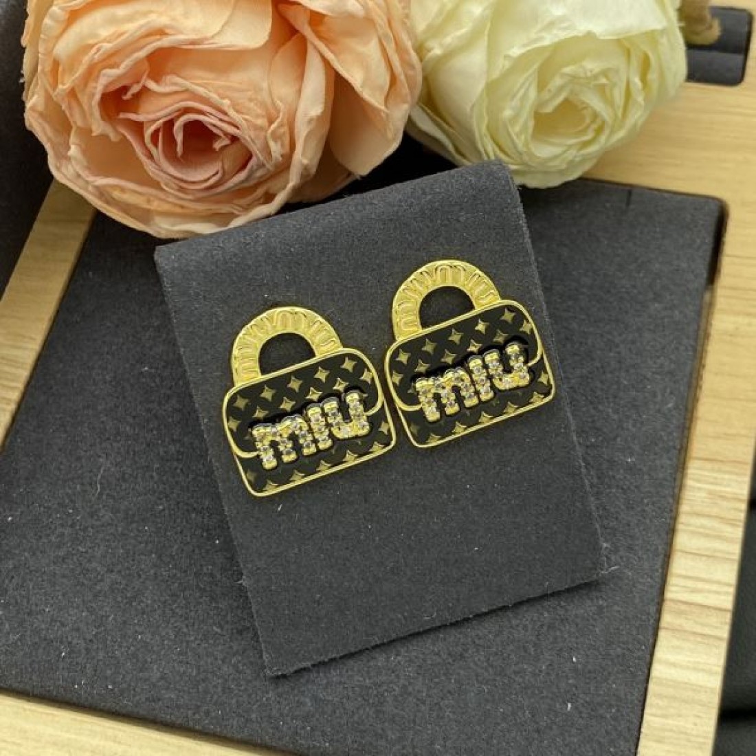 ミュウミュウ コピー イヤリング ロゴ 入手困難アイテム MIU MIU