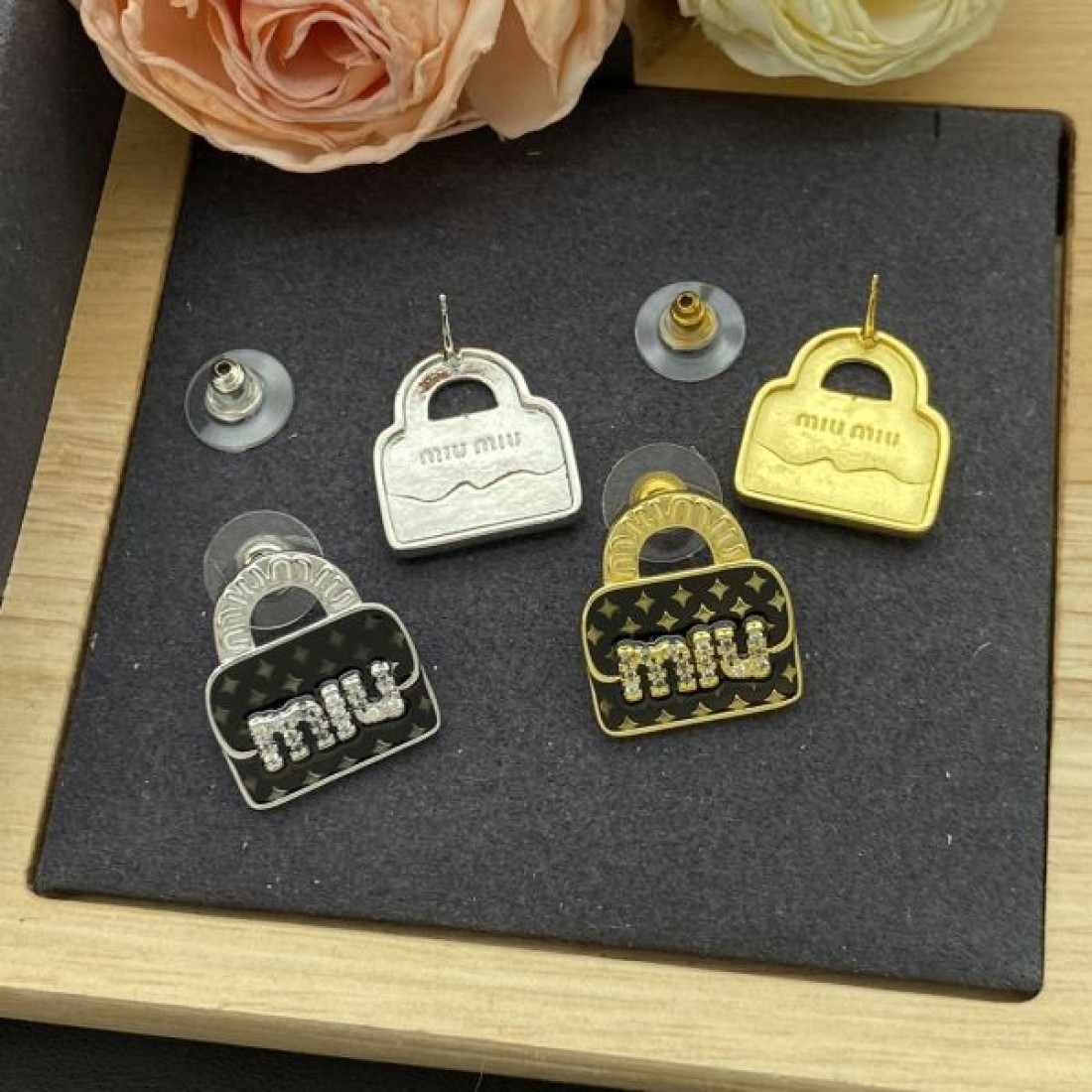 ミュウミュウ コピー イヤリング ロゴ 入手困難アイテム MIU MIU