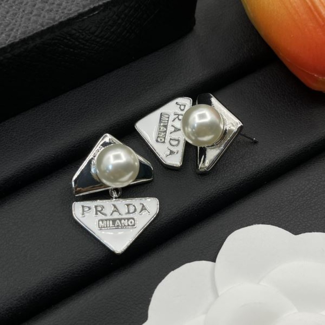 プラダ コピー イヤリング ロゴ 今っぽいスタイルに決まる PRADA