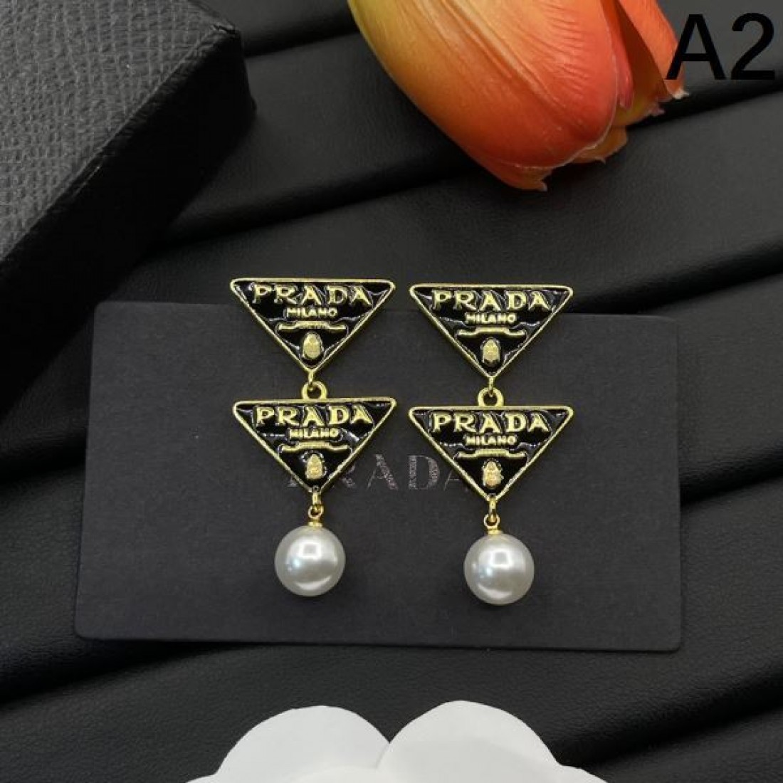 プラダ コピー イヤリング ロゴ 存在感ばっちりなアイテム PRADA