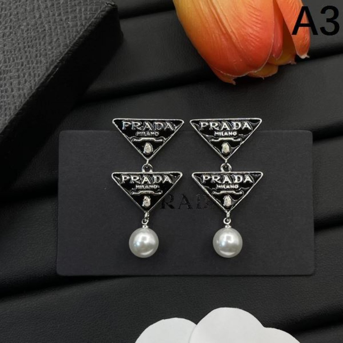 プラダ コピー イヤリング ロゴ 存在感ばっちりなアイテム PRADA