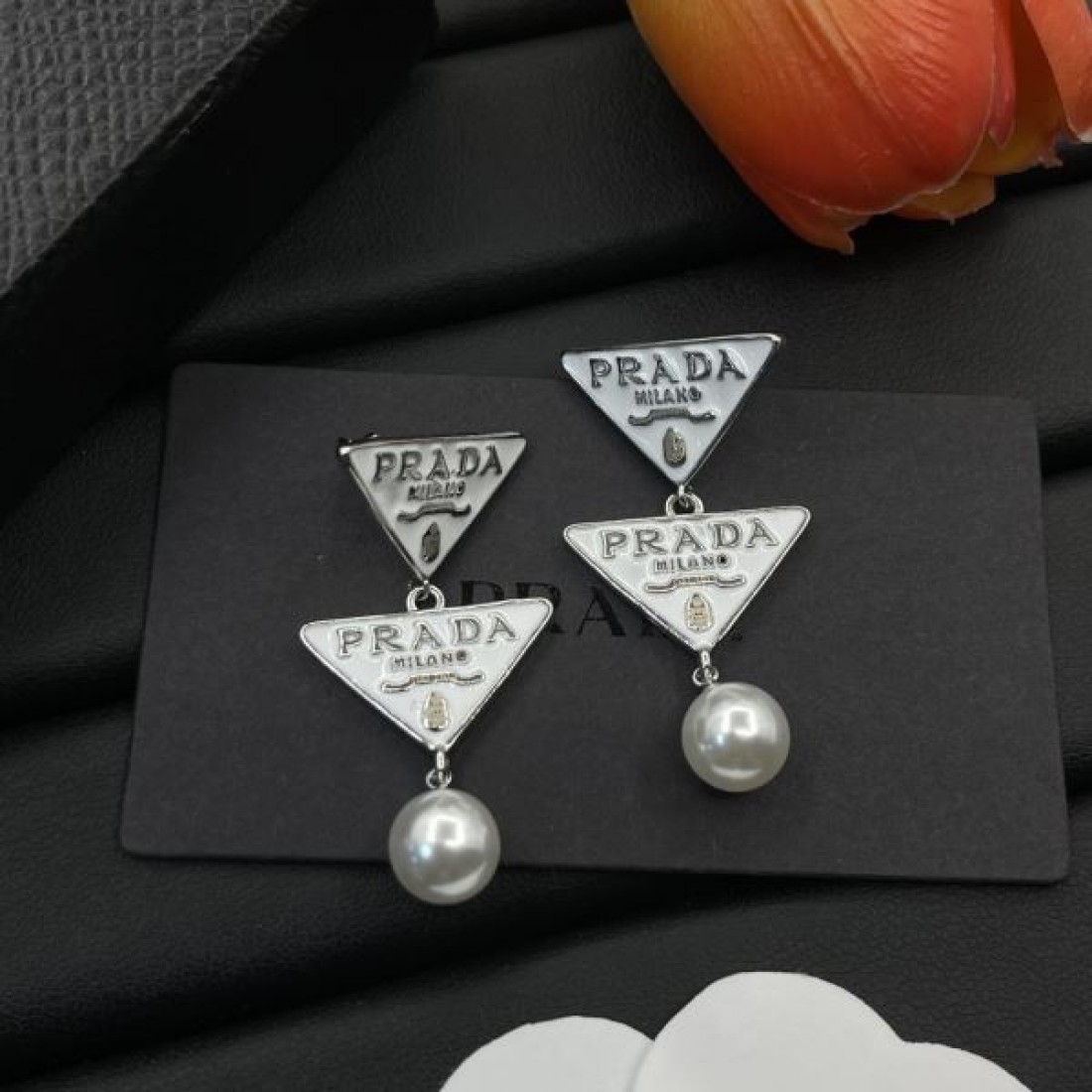 プラダ コピー イヤリング ロゴ 存在感ばっちりなアイテム PRADA