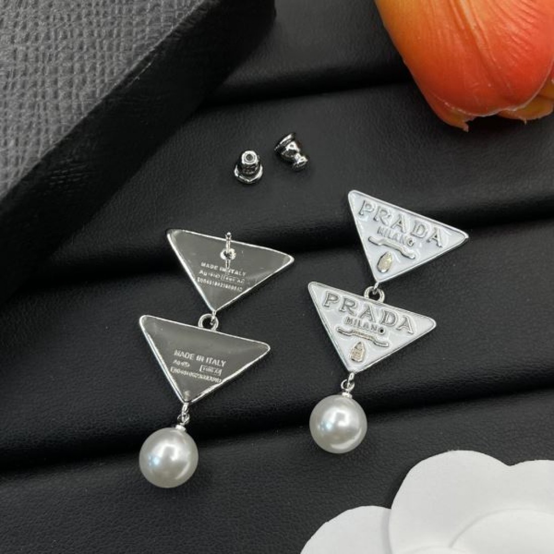 プラダ コピー イヤリング ロゴ 存在感ばっちりなアイテム PRADA