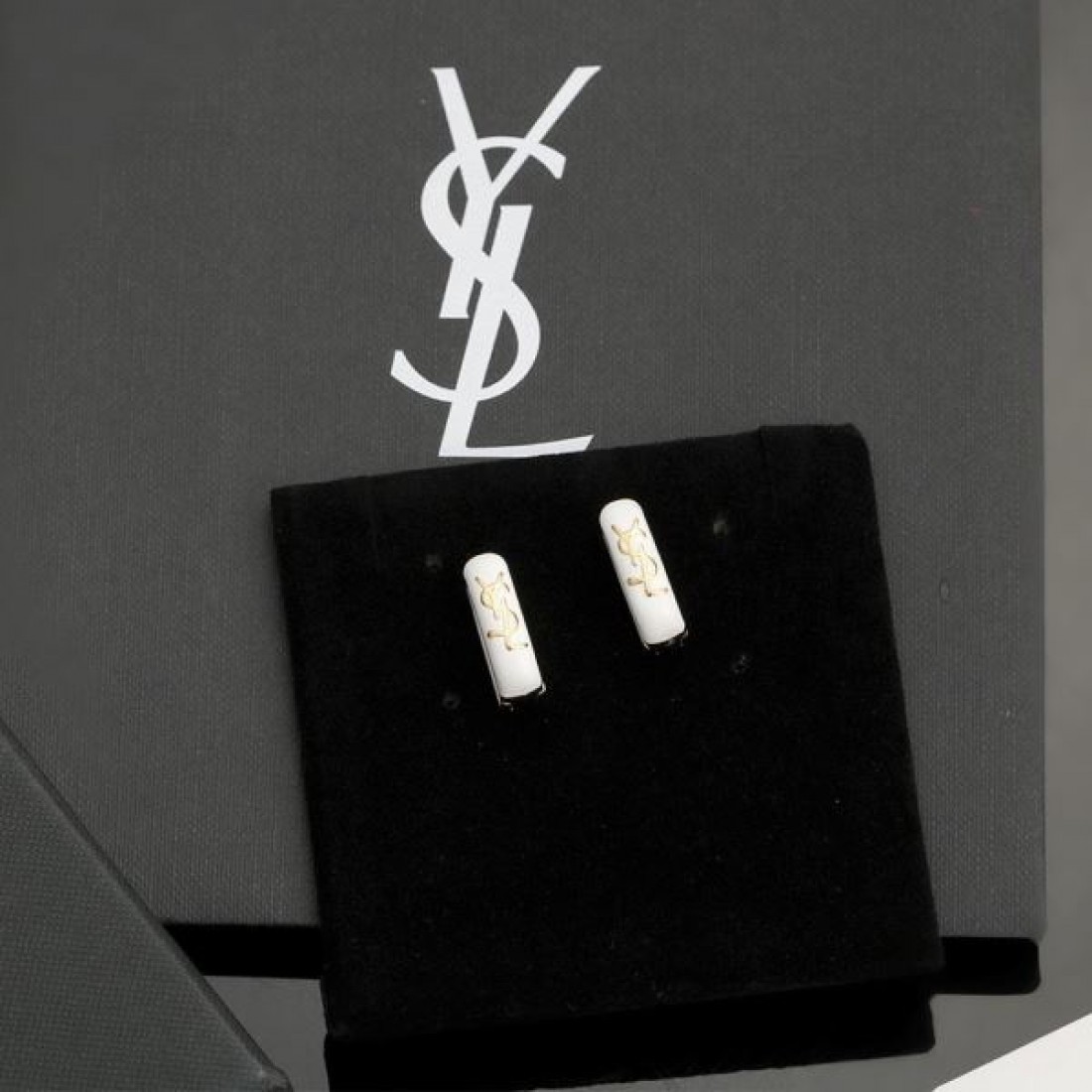 イヴ サンローラン スーパーコピー イヤリング ロゴ 絶妙な着こなしに SAINT LAURENT