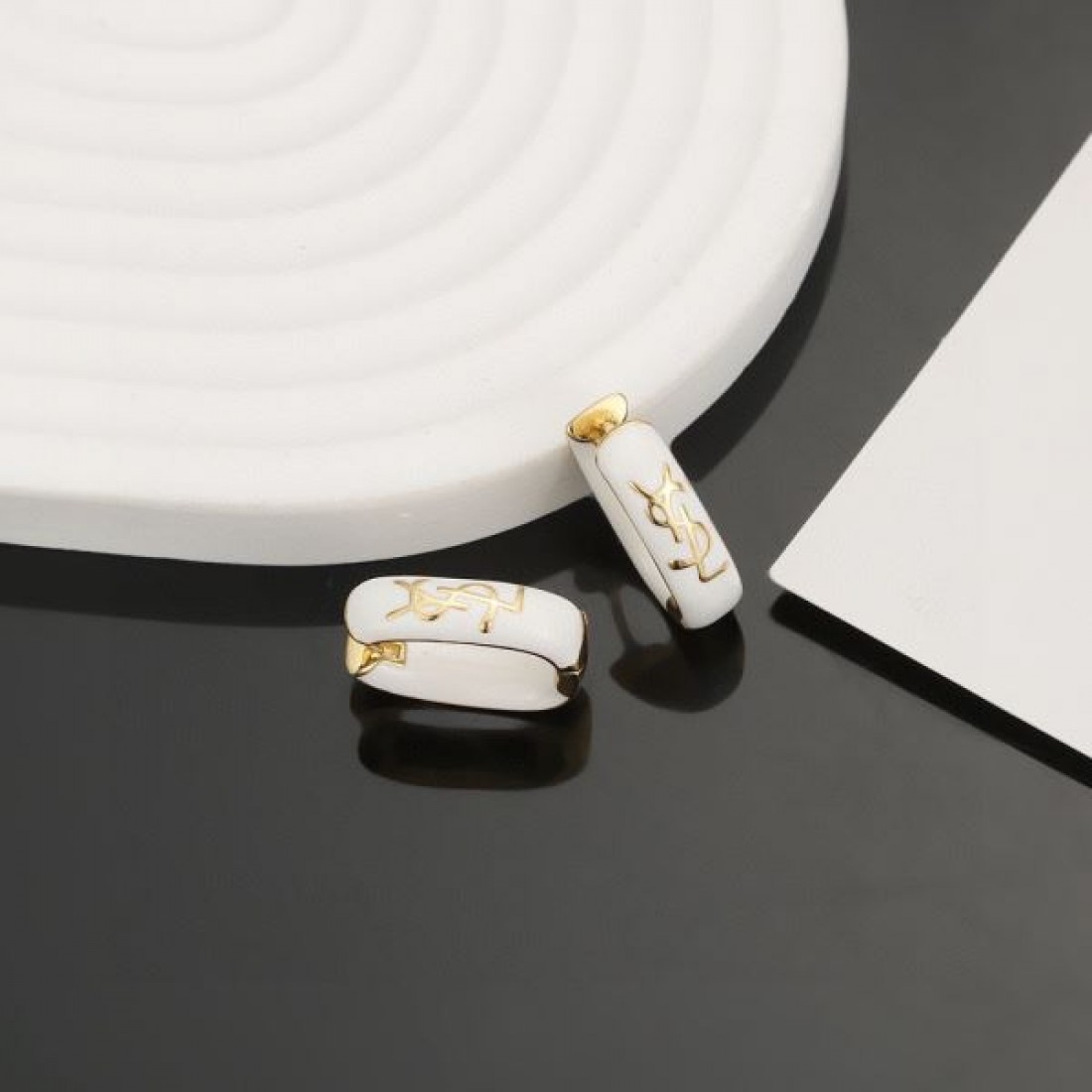 イヴ サンローラン スーパーコピー イヤリング ロゴ 絶妙な着こなしに SAINT LAURENT