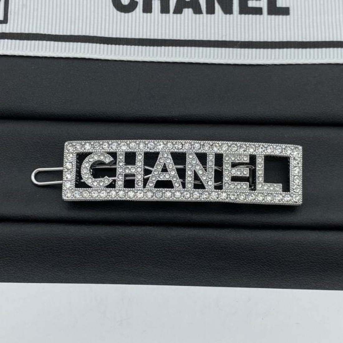 シャネル スーパーコピー 髪飾り ロゴ おしゃれに見せるキーワード 髪飾り CHANEL