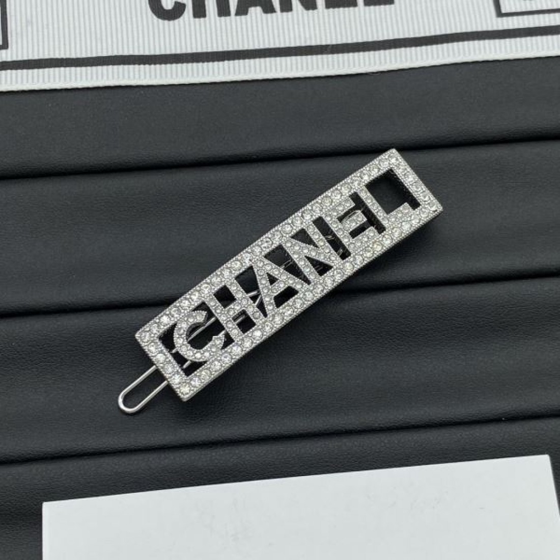 シャネル スーパーコピー 髪飾り ロゴ おしゃれに見せるキーワード 髪飾り CHANEL
