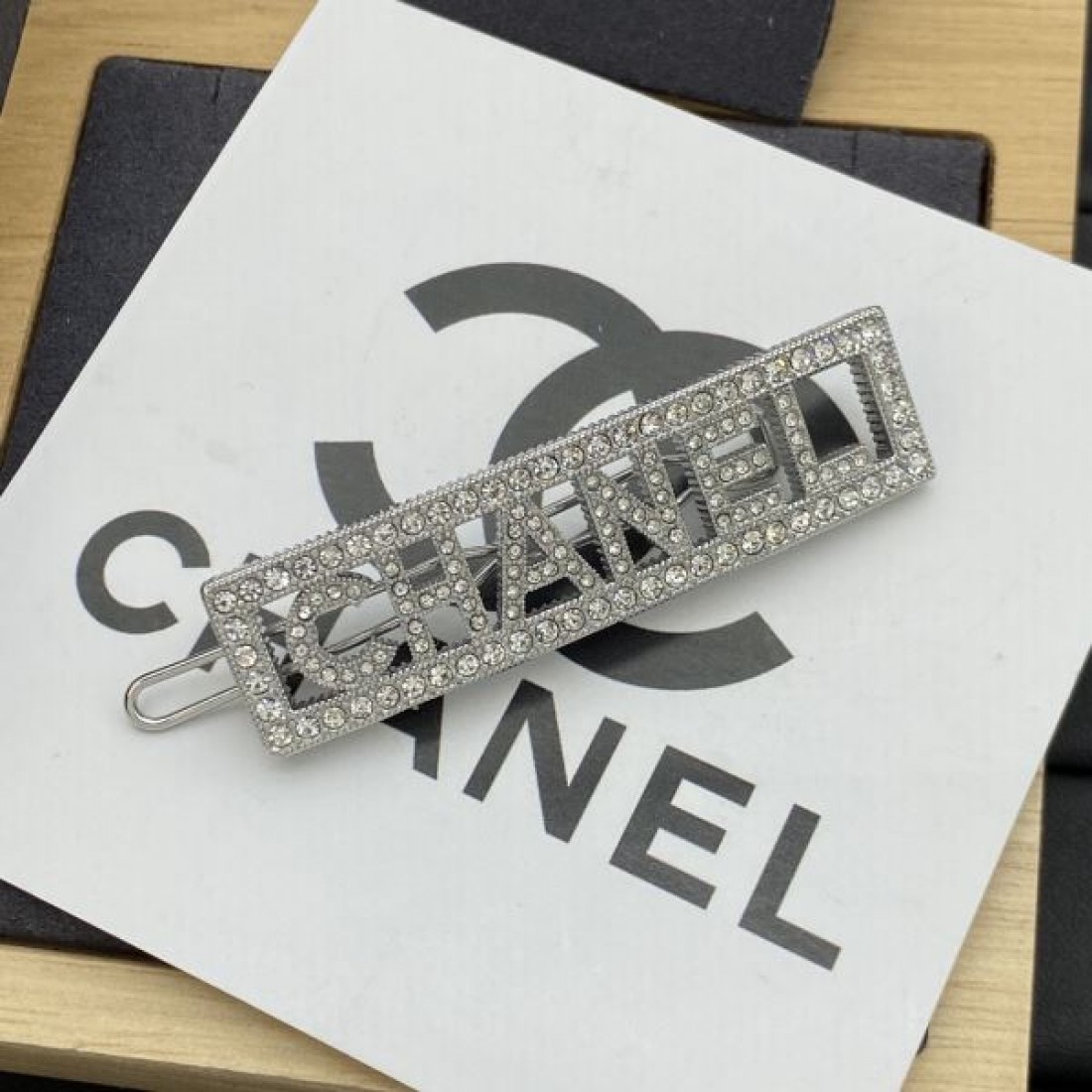 シャネル スーパーコピー 髪飾り ロゴ おしゃれに見せるキーワード 髪飾り CHANEL