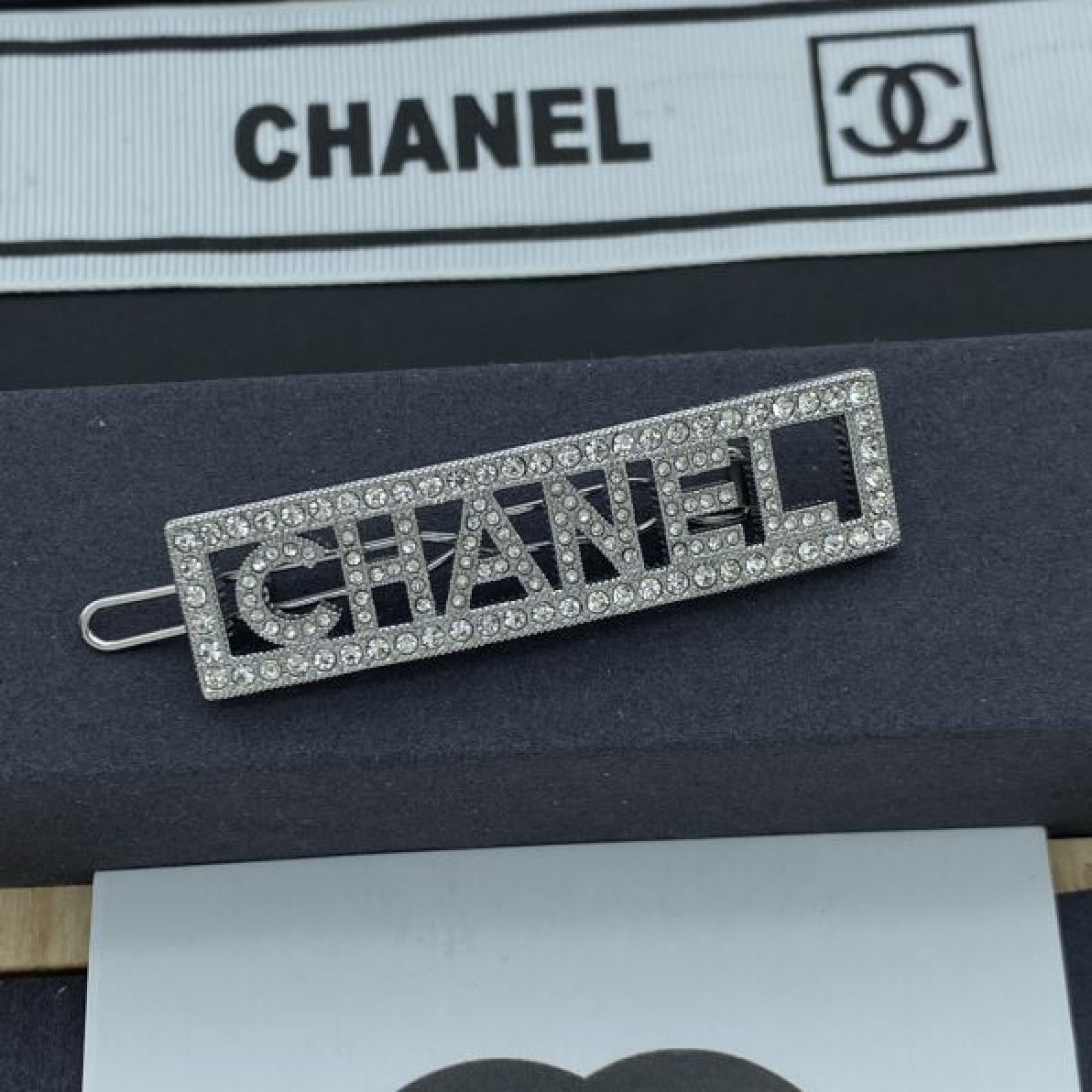 シャネル スーパーコピー 髪飾り ロゴ おしゃれに見せるキーワード 髪飾り CHANEL