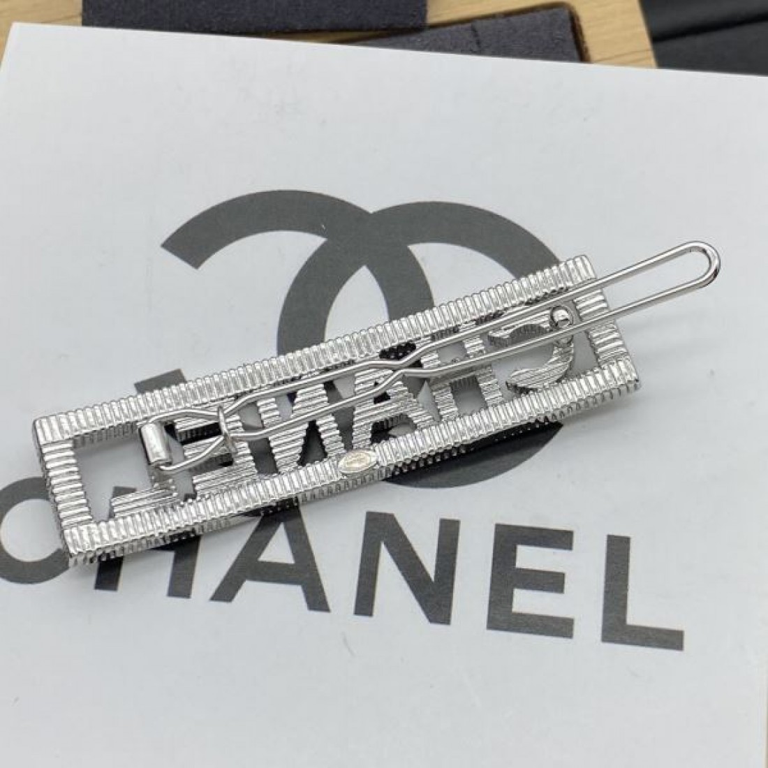 シャネル スーパーコピー 髪飾り ロゴ おしゃれに見せるキーワード 髪飾り CHANEL