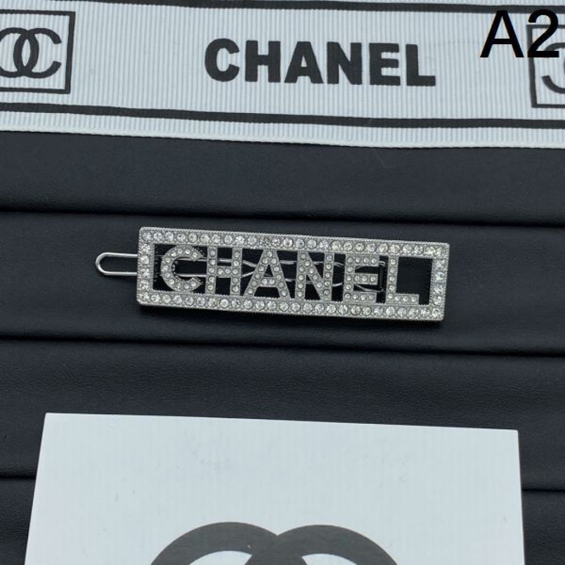 シャネル スーパーコピー 髪飾り ロゴ 色気のあるスタイルに仕上げ 髪飾り CHANEL