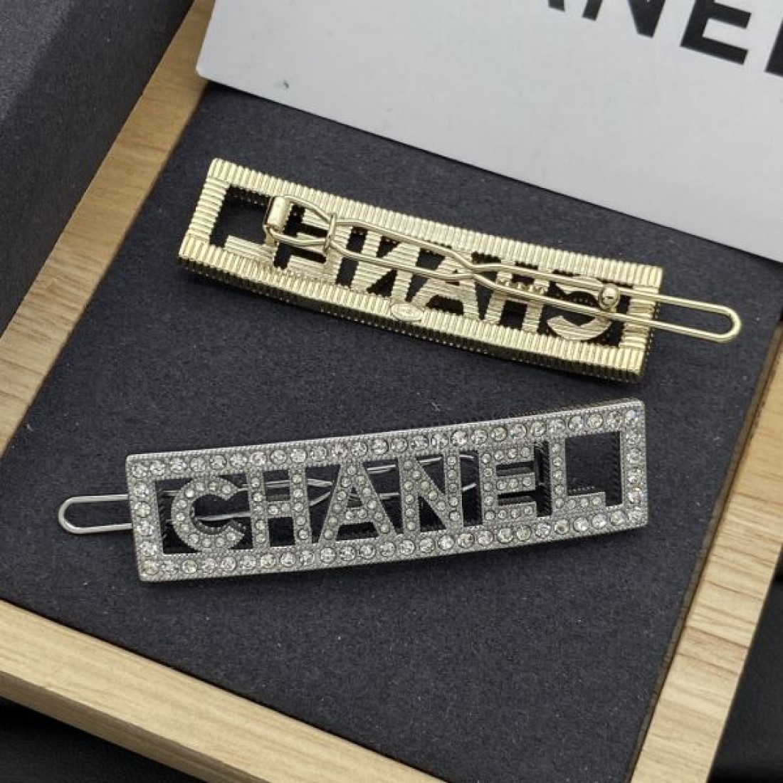 シャネル スーパーコピー 髪飾り ロゴ 色気のあるスタイルに仕上げ 髪飾り CHANEL