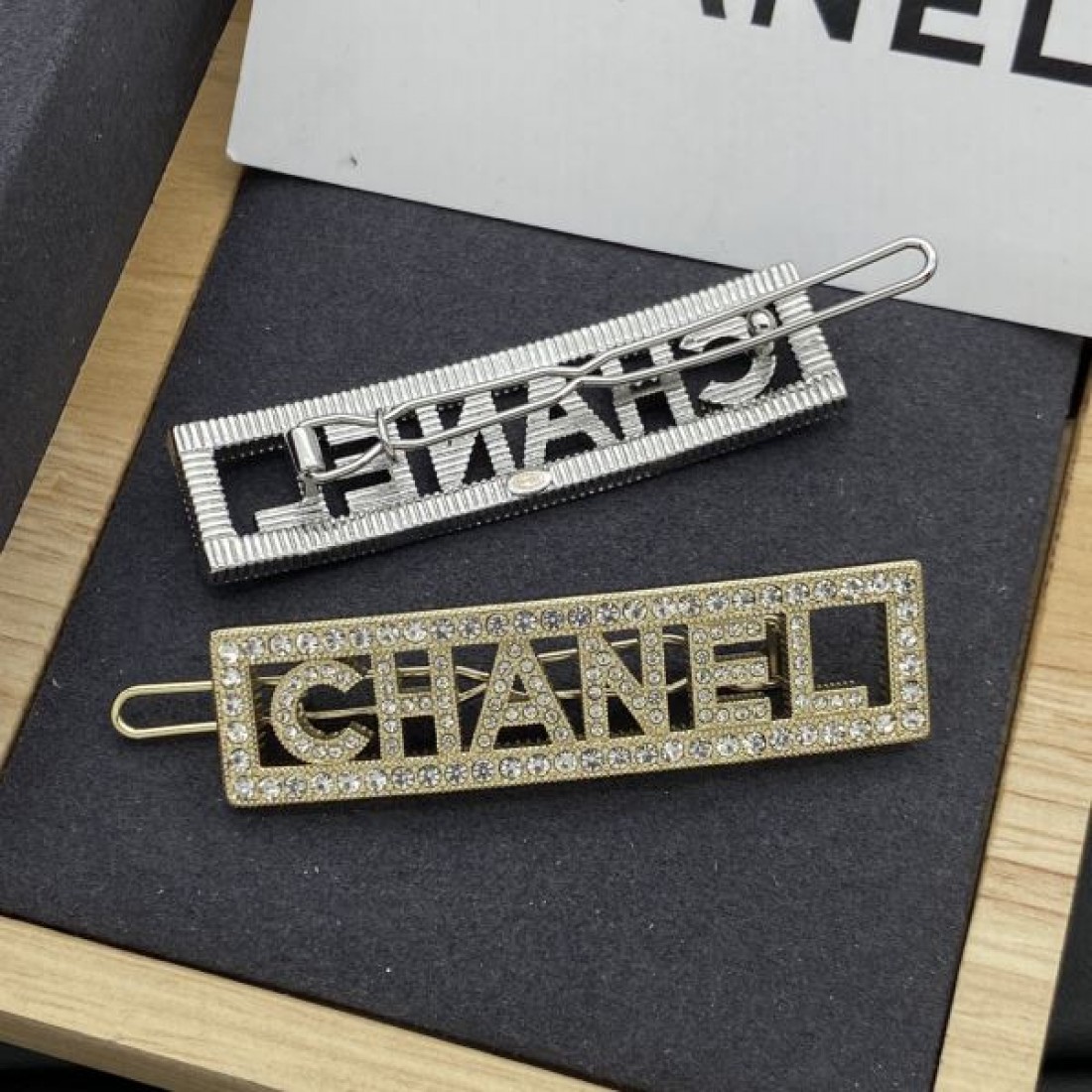 シャネル スーパーコピー 髪飾り ロゴ 色気のあるスタイルに仕上げ 髪飾り CHANEL