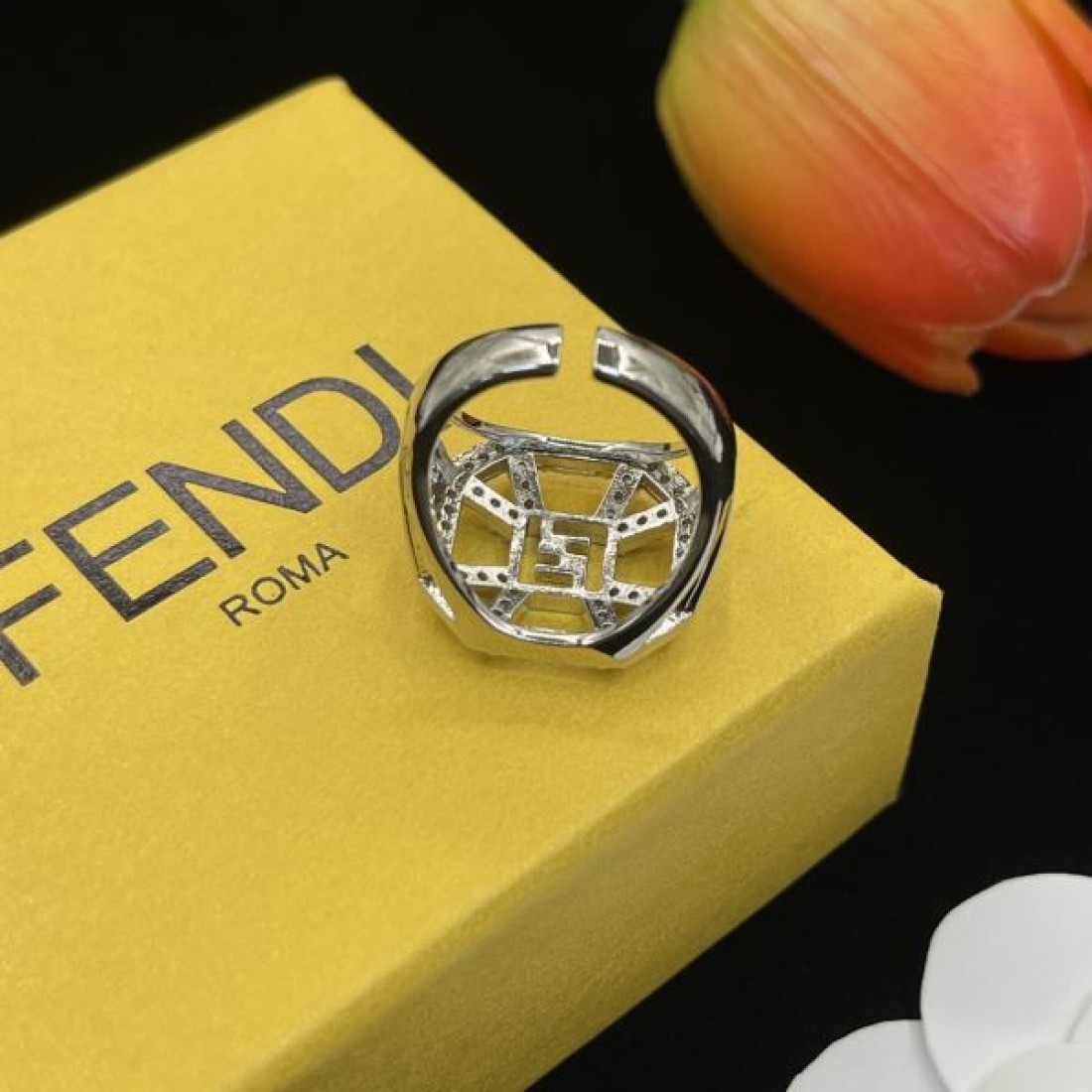 フェンデイ コピー リング ロゴ 今シーズン新作！大人もOK！ FENDI