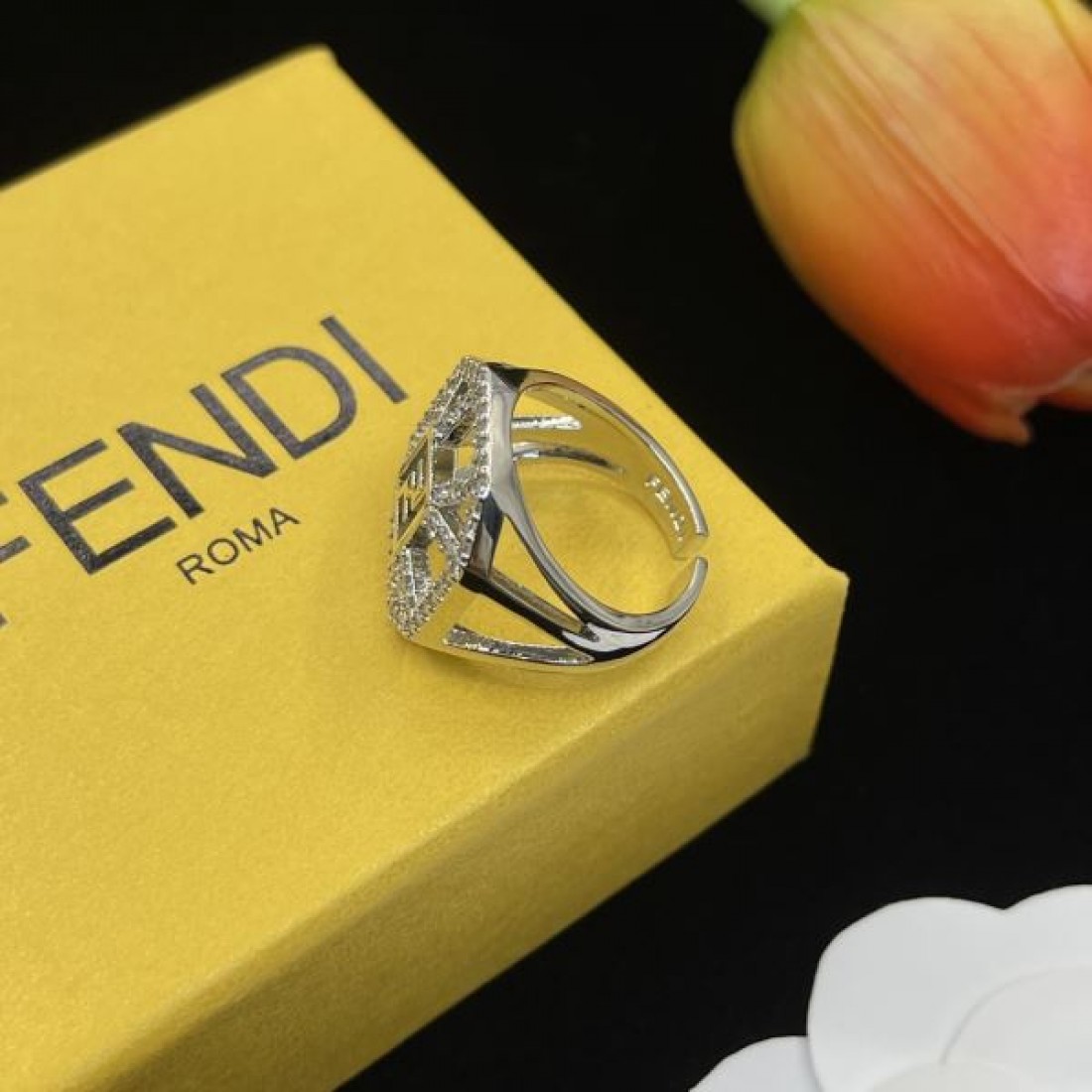 フェンデイ コピー リング ロゴ 今シーズン新作！大人もOK！ FENDI