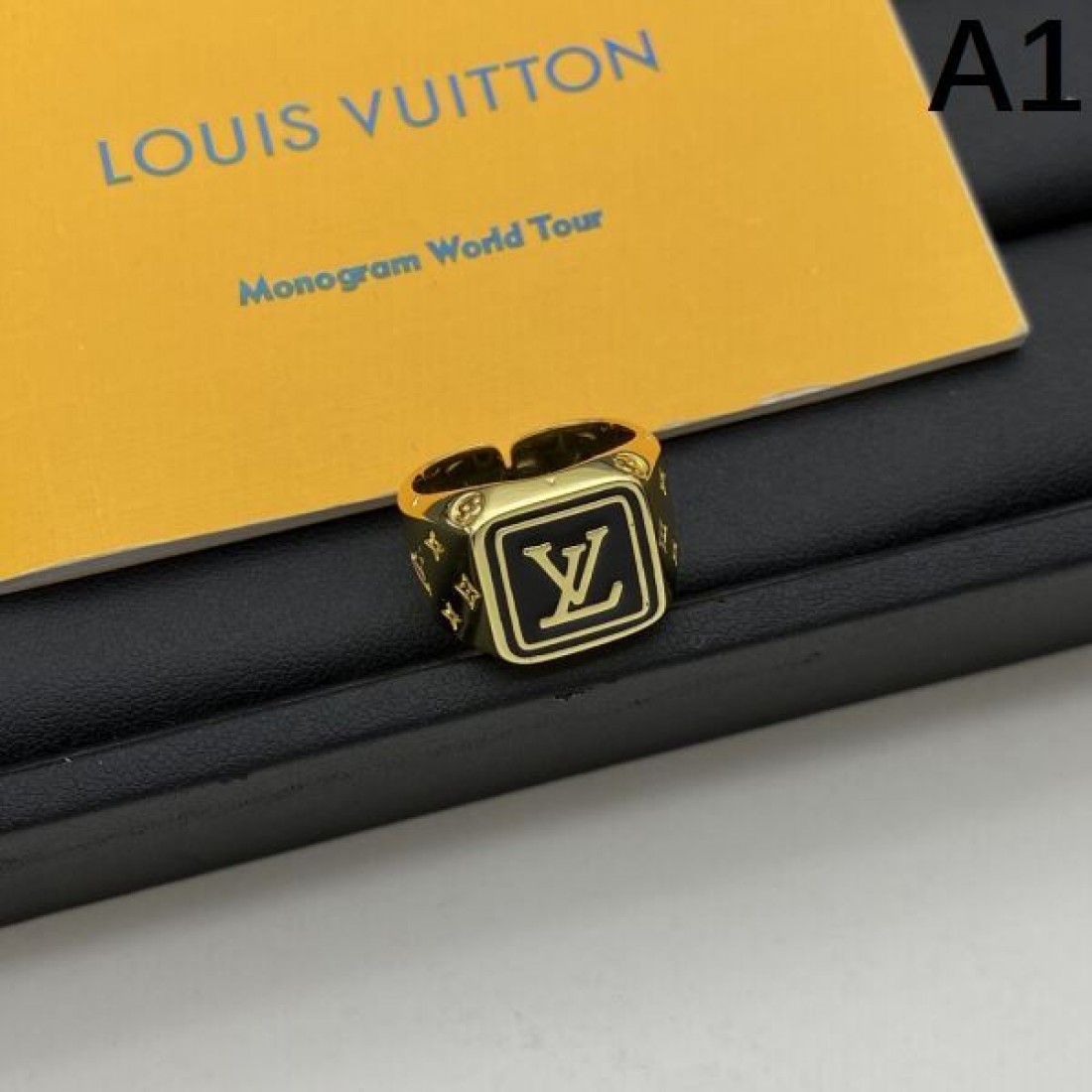 LOUIS VUITTON コピー リング ロゴ 季節を問わず活躍し ルイヴィトン