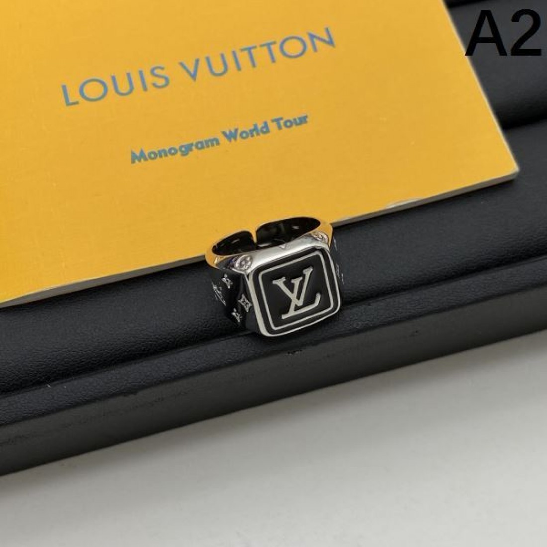 LOUIS VUITTON コピー リング ロゴ 季節を問わず活躍し ルイヴィトン