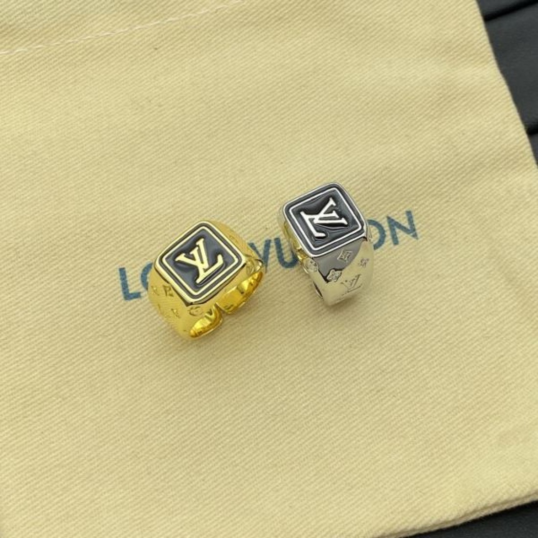 LOUIS VUITTON コピー リング ロゴ 季節を問わず活躍し ルイヴィトン