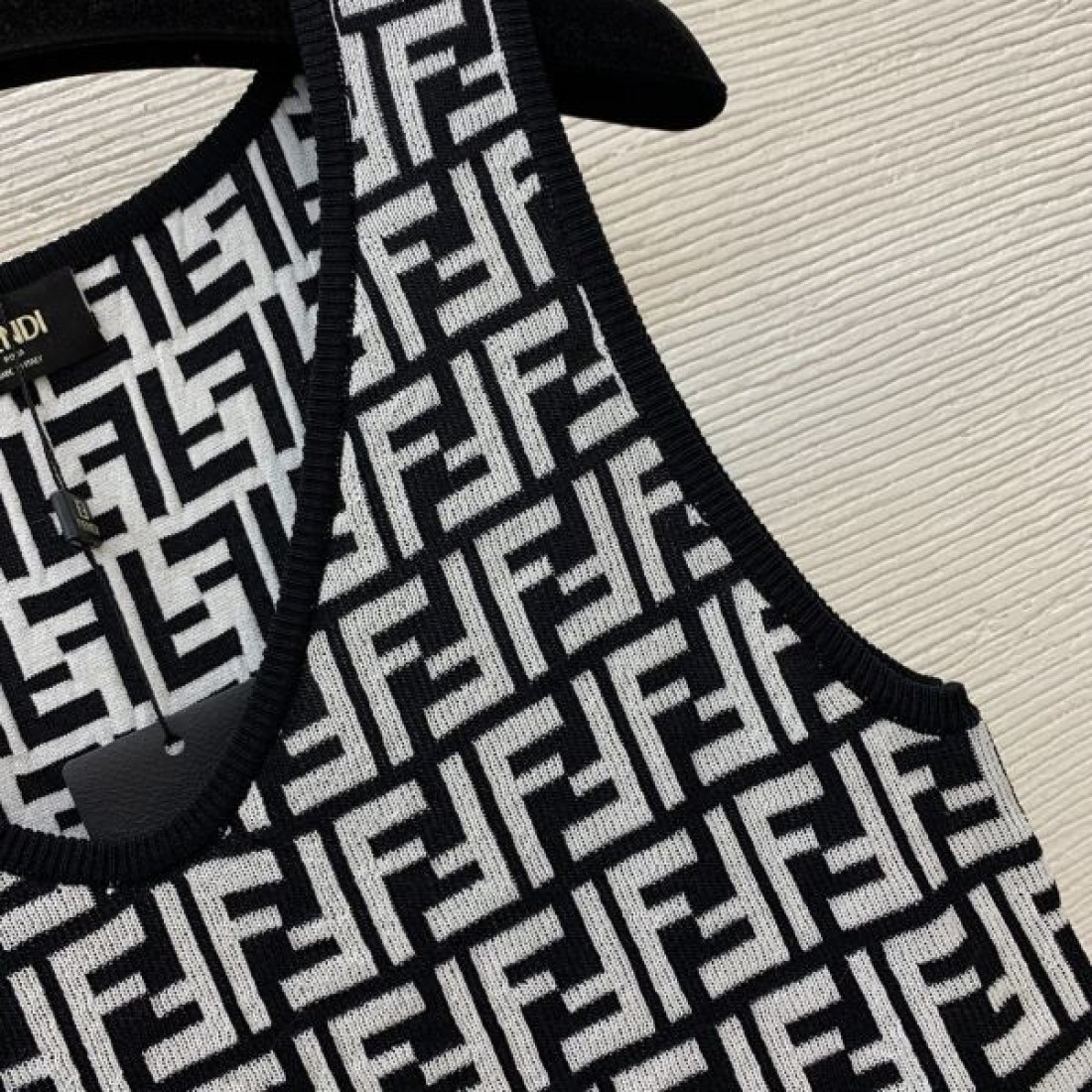 今夏に長く愛用できる FENDI コピー ワンピース 春夏アイテム フェンディ