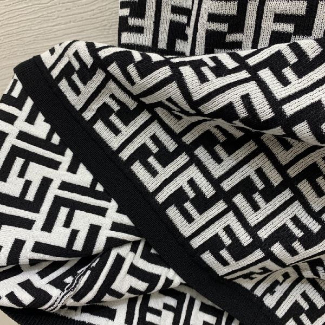 今夏に長く愛用できる FENDI コピー ワンピース 春夏アイテム フェンディ