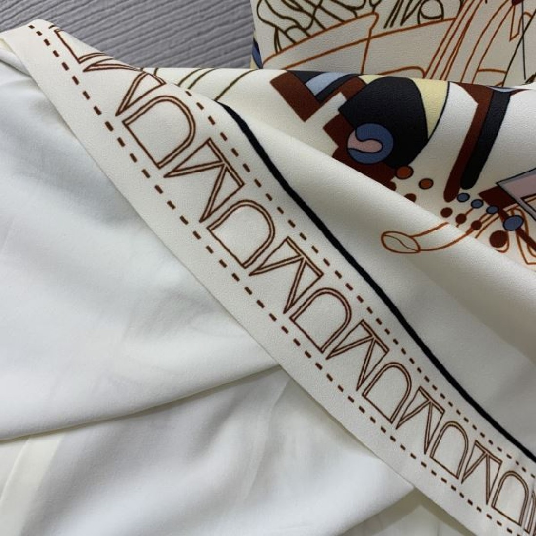 エルメス スーパーコピー ワンピース ロゴ モード感の高い春夏のスタイル HERMES