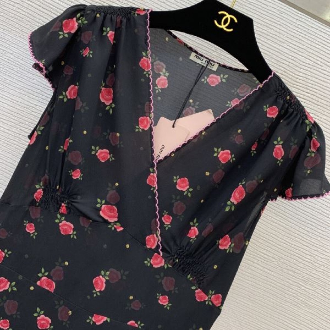 ミュウミュウ スーパーコピー ワンピース ロゴ 夏コーデの主役級 MIUMIU