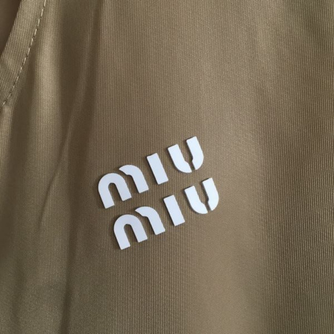 ミュウミュウ スーパーコピー ワンピース ロゴ 春夏シーズン始動 MIUMIU