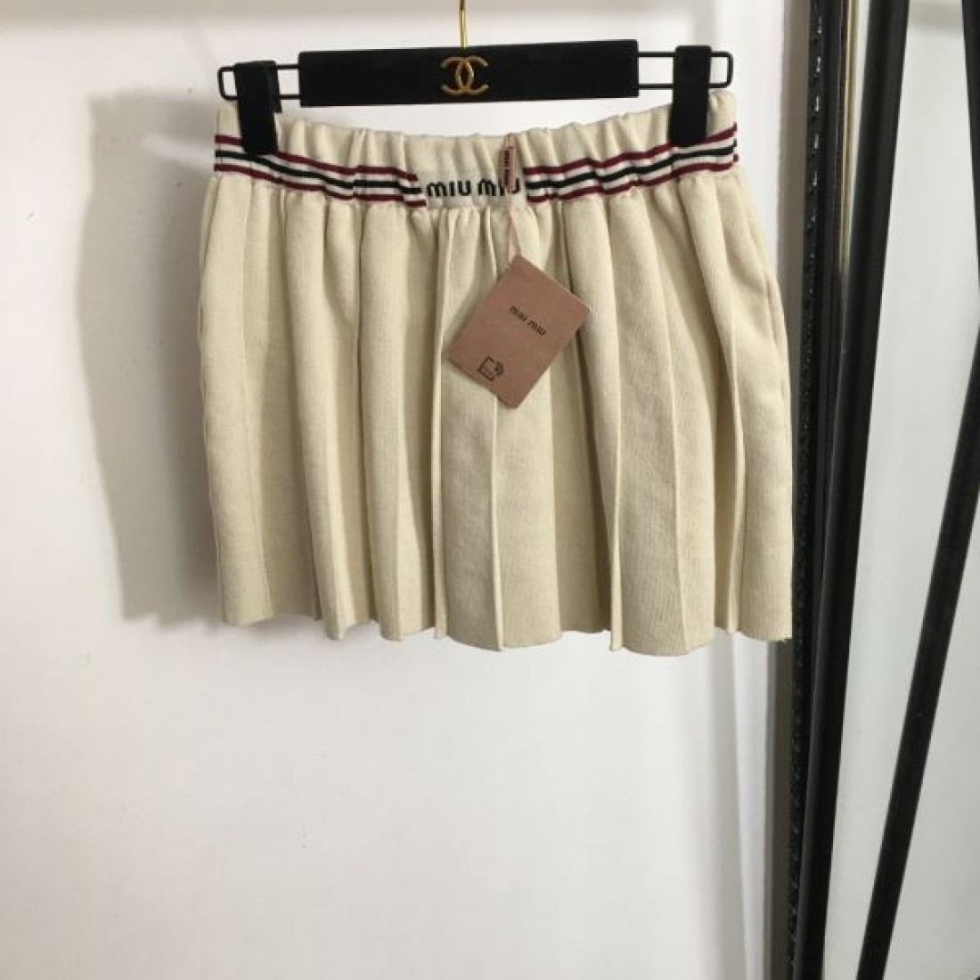 MIUMIU スーパーコピー スカート ロゴ 最新でおしゃれな ミュウミュウ