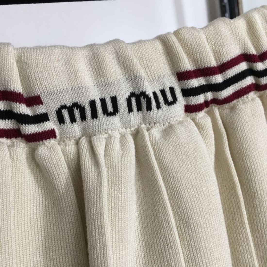 MIUMIU スーパーコピー スカート ロゴ 最新でおしゃれな ミュウミュウ
