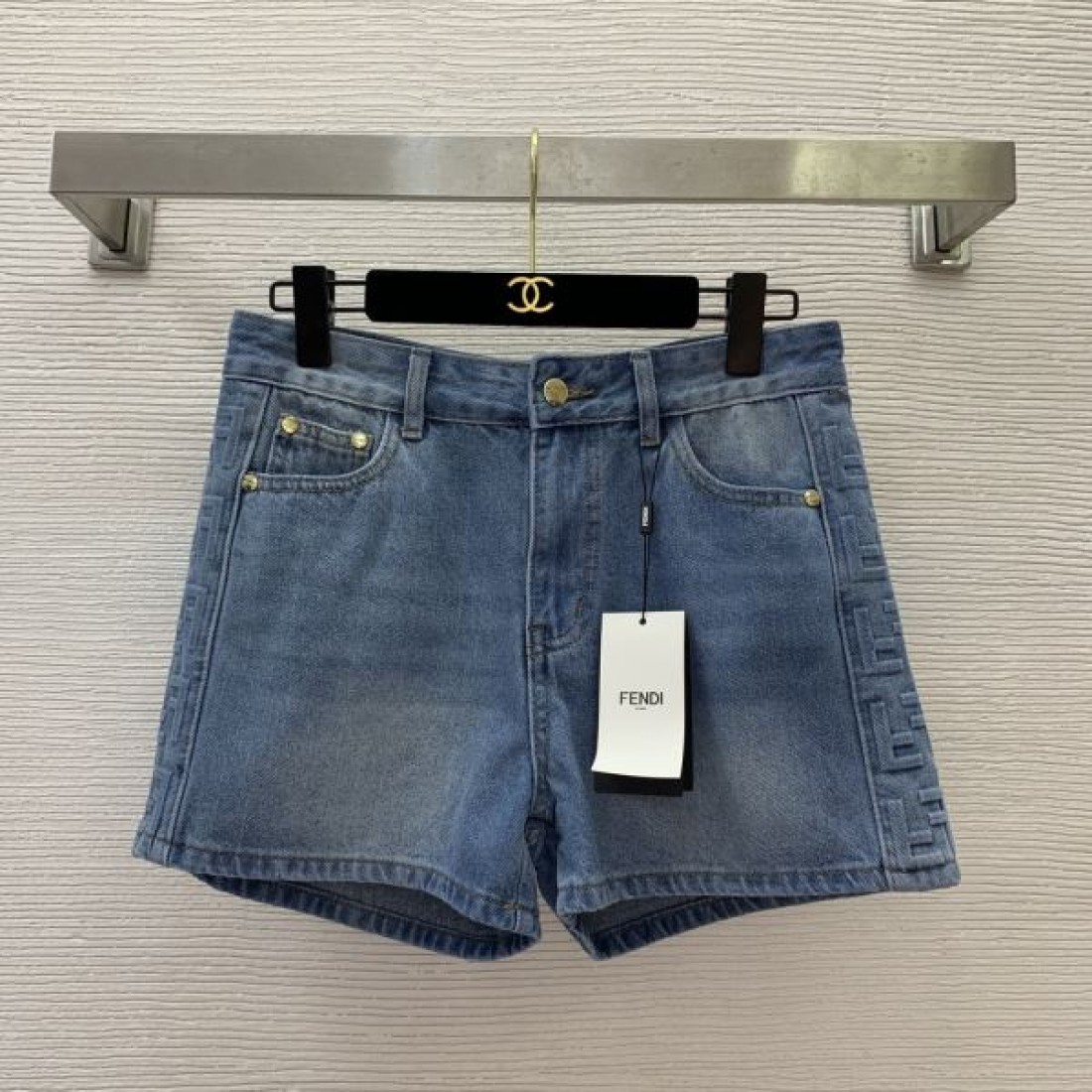 この夏を迎える フェンデイ スーパーコピー  デニムパンツ 都会的な印象