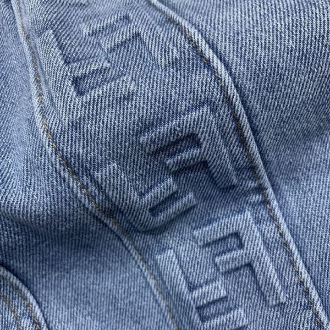 この夏を迎える フェンデイ スーパーコピー  デニムパンツ 都会的な印象