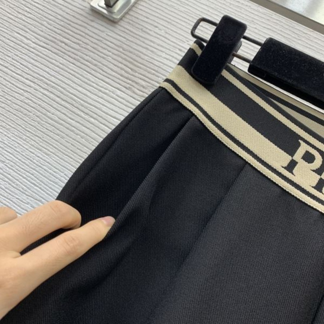 春夏新作完売 PRADA スーパーコピー ワイドパンツ 美シルエット実現