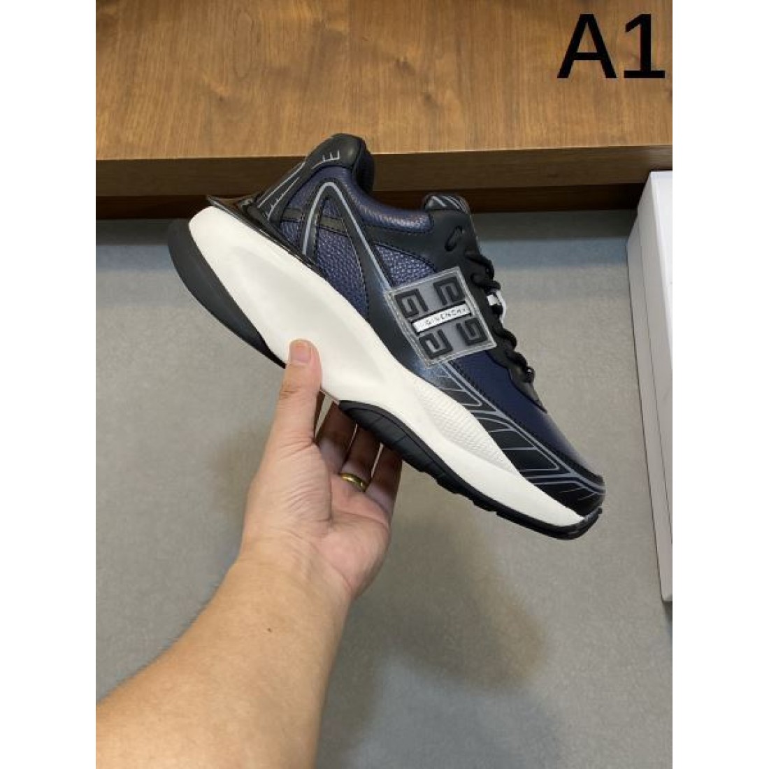 どちらも人気がある PRADA スーパーコピー カジュアルシューズ プレミアム感満載