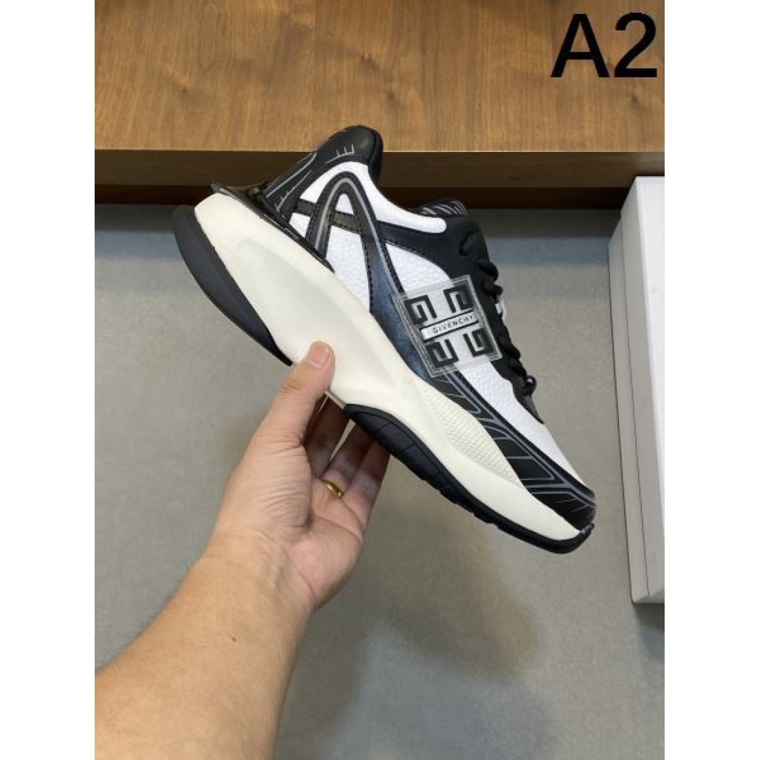 どちらも人気がある PRADA スーパーコピー カジュアルシューズ プレミアム感満載