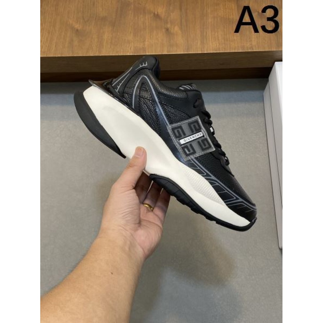 どちらも人気がある PRADA スーパーコピー カジュアルシューズ プレミアム感満載