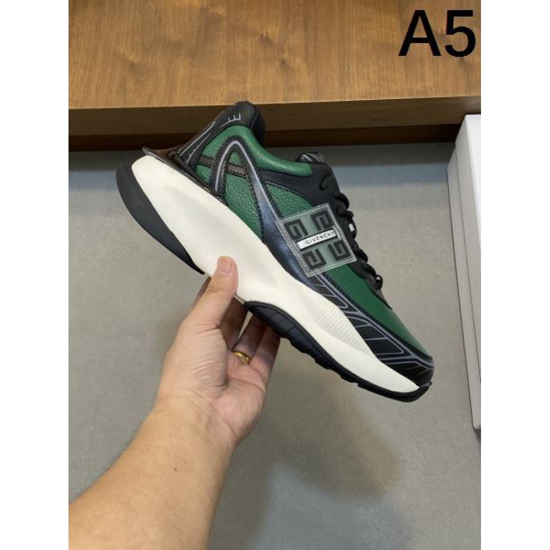 どちらも人気がある PRADA スーパーコピー カジュアルシューズ プレミアム感満載