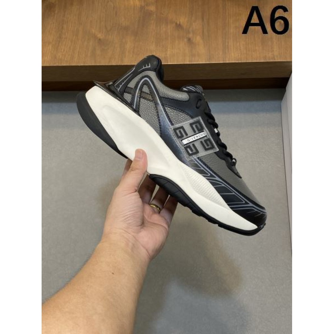 どちらも人気がある PRADA スーパーコピー カジュアルシューズ プレミアム感満載