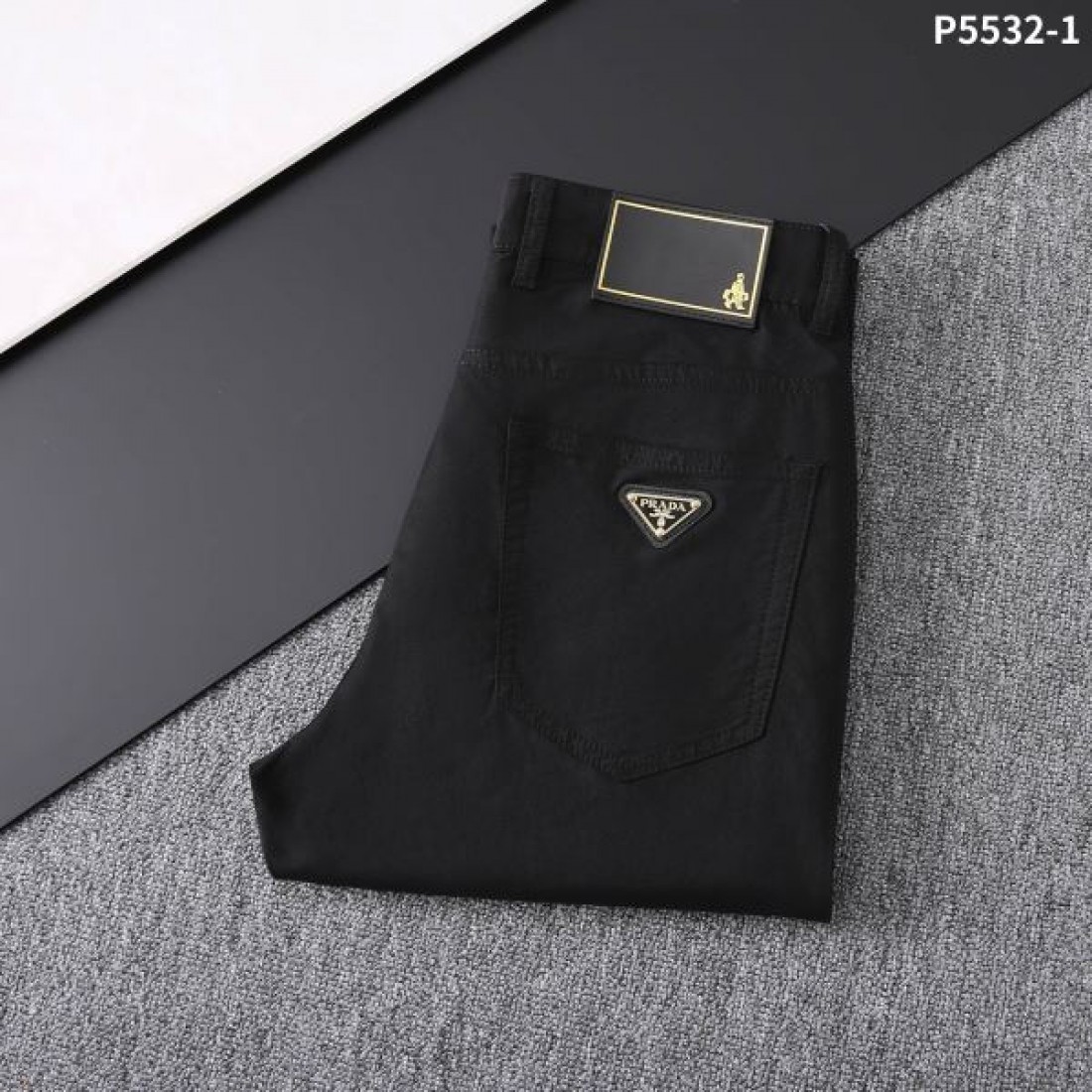 レトロ感のある PRADA コピー カジュアルパンツ 最新作登場 希少価値高い