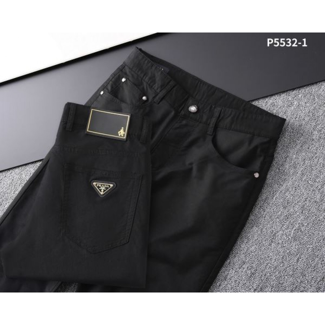 レトロ感のある PRADA コピー カジュアルパンツ 最新作登場 希少価値高い