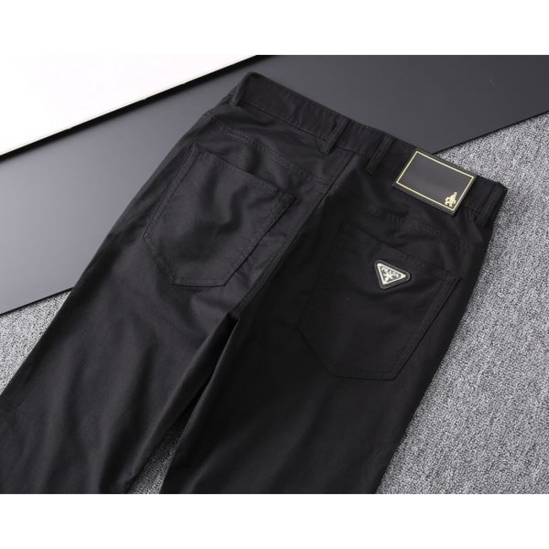 レトロ感のある PRADA コピー カジュアルパンツ 最新作登場 希少価値高い