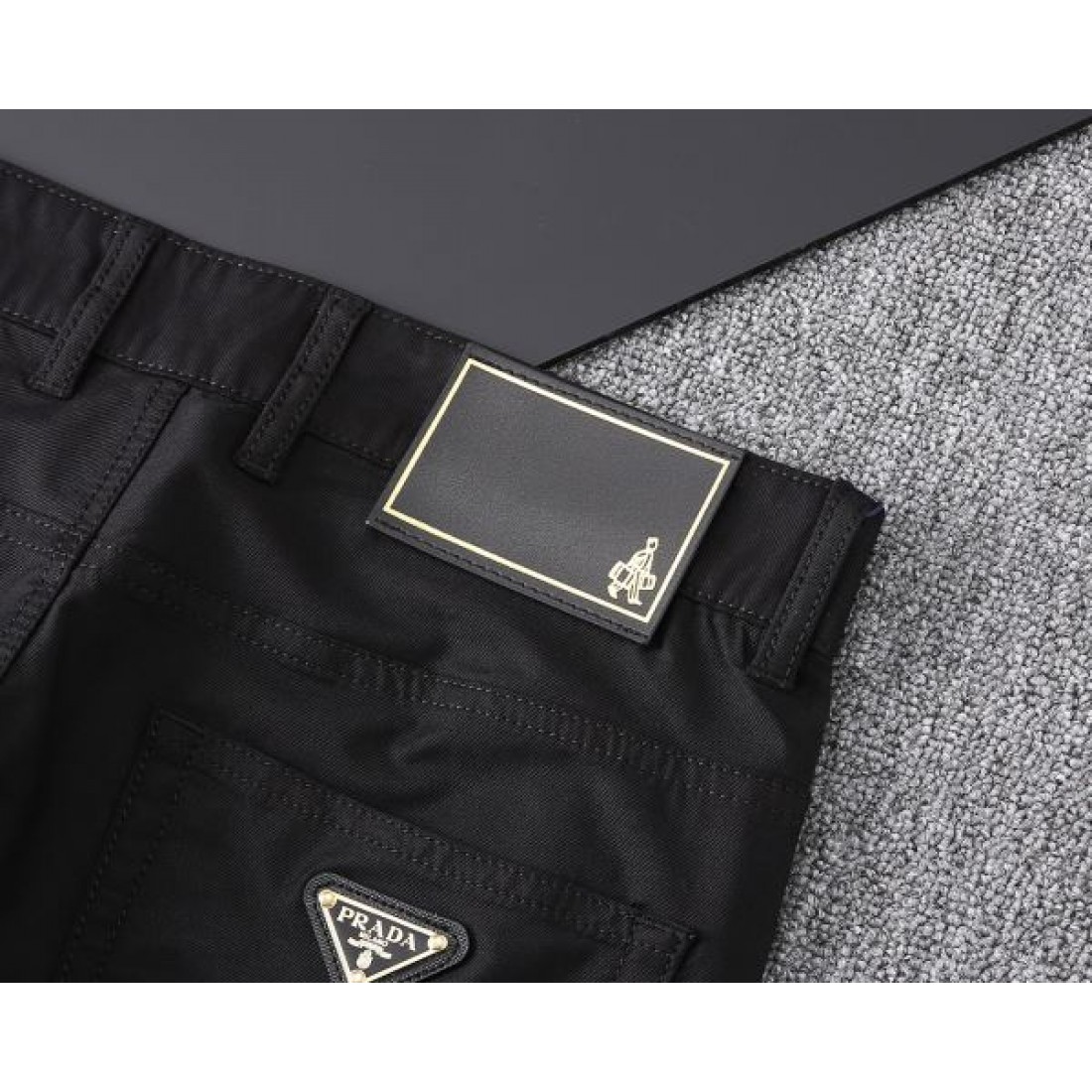 レトロ感のある PRADA コピー カジュアルパンツ 最新作登場 希少価値高い