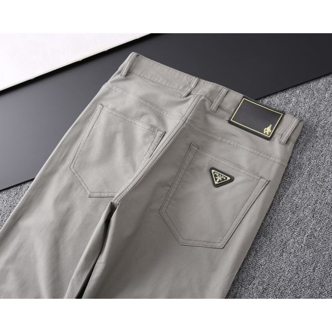 リピート率高め PRADA コピー カジュアルパンツ 視線を集める