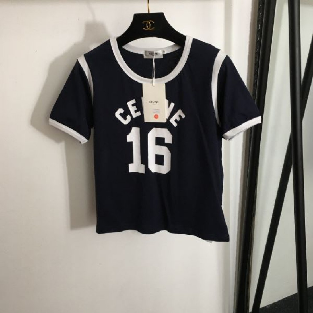 CELINE スーパーコピー 半袖Tシャツ ロゴ きれいめコーデに変身 セリーヌ