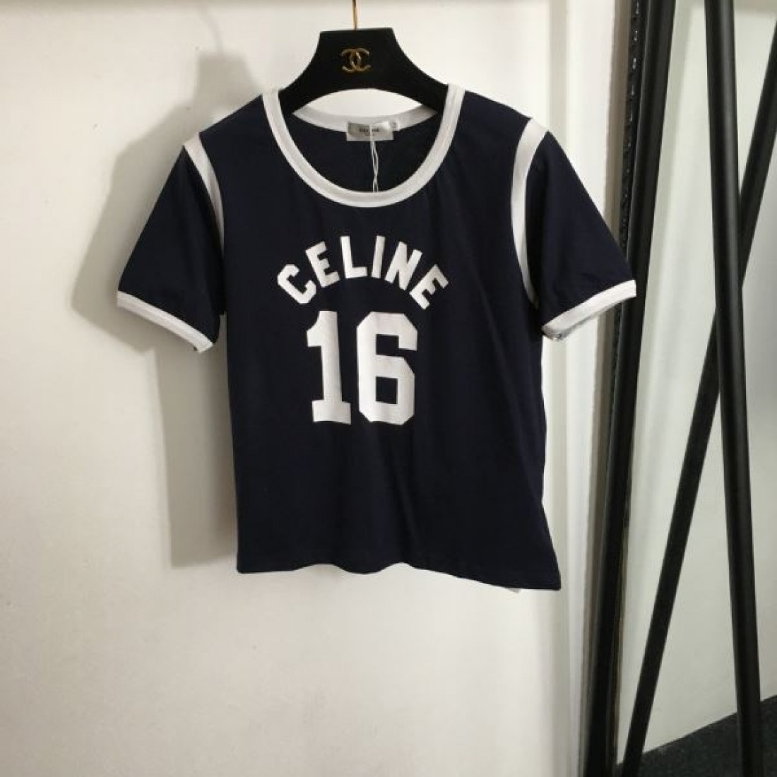 セリーヌ 人気アイテム スーパーコピー 半袖Tシャツ コーデに変身 CELINE