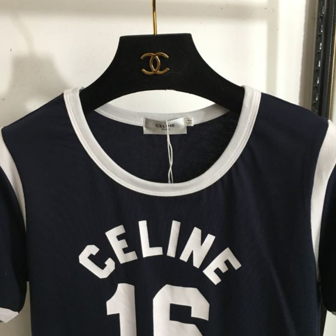 セリーヌ 人気アイテム スーパーコピー 半袖Tシャツ コーデに変身 CELINE