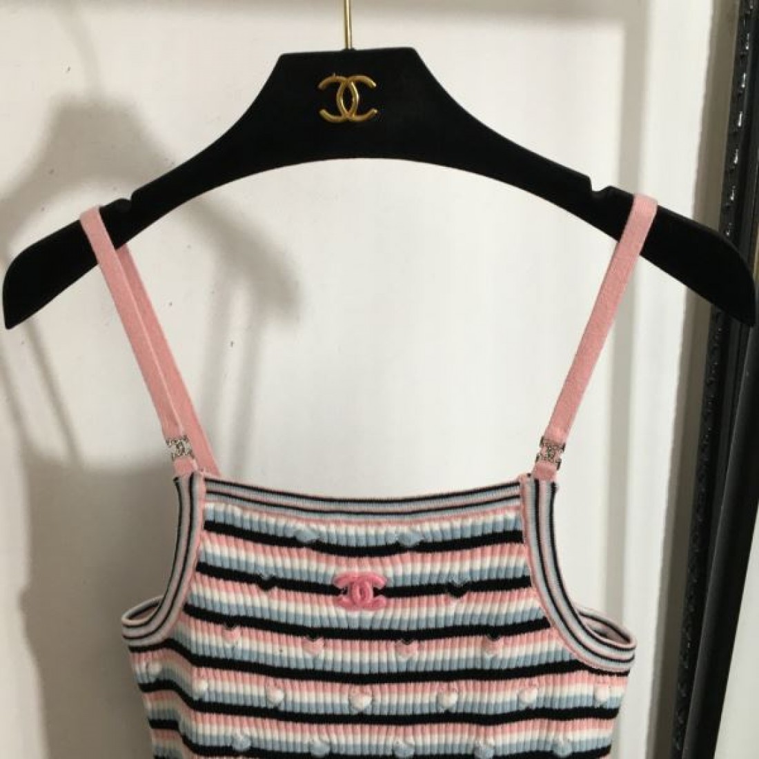 夏の暑い日にも快適に GUCCI スーパーコピー キャミソール 都会的な印象