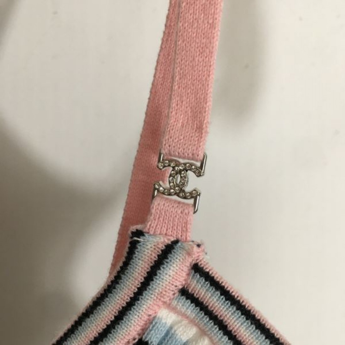 夏の暑い日にも快適に GUCCI スーパーコピー キャミソール 都会的な印象