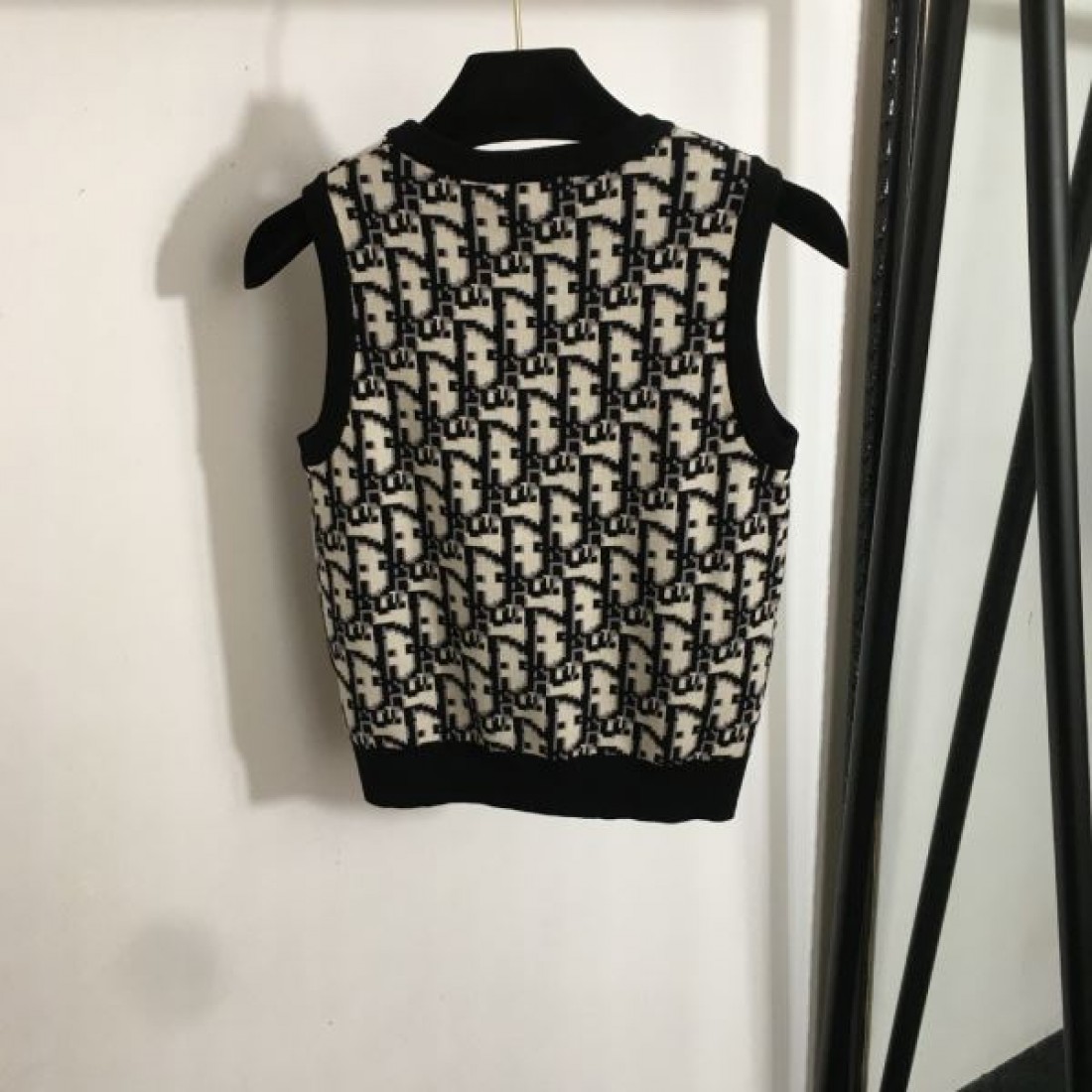 DIOR スーパーコピー ニットベスト ロゴ 半歩先をゆくオシャレ ディオール